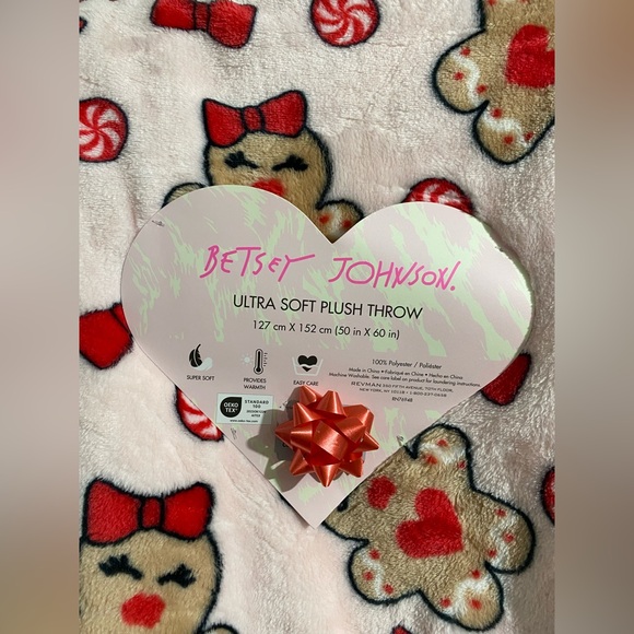 Betsey Johnson Gingerbread plush throw - Picture 2 of 3
